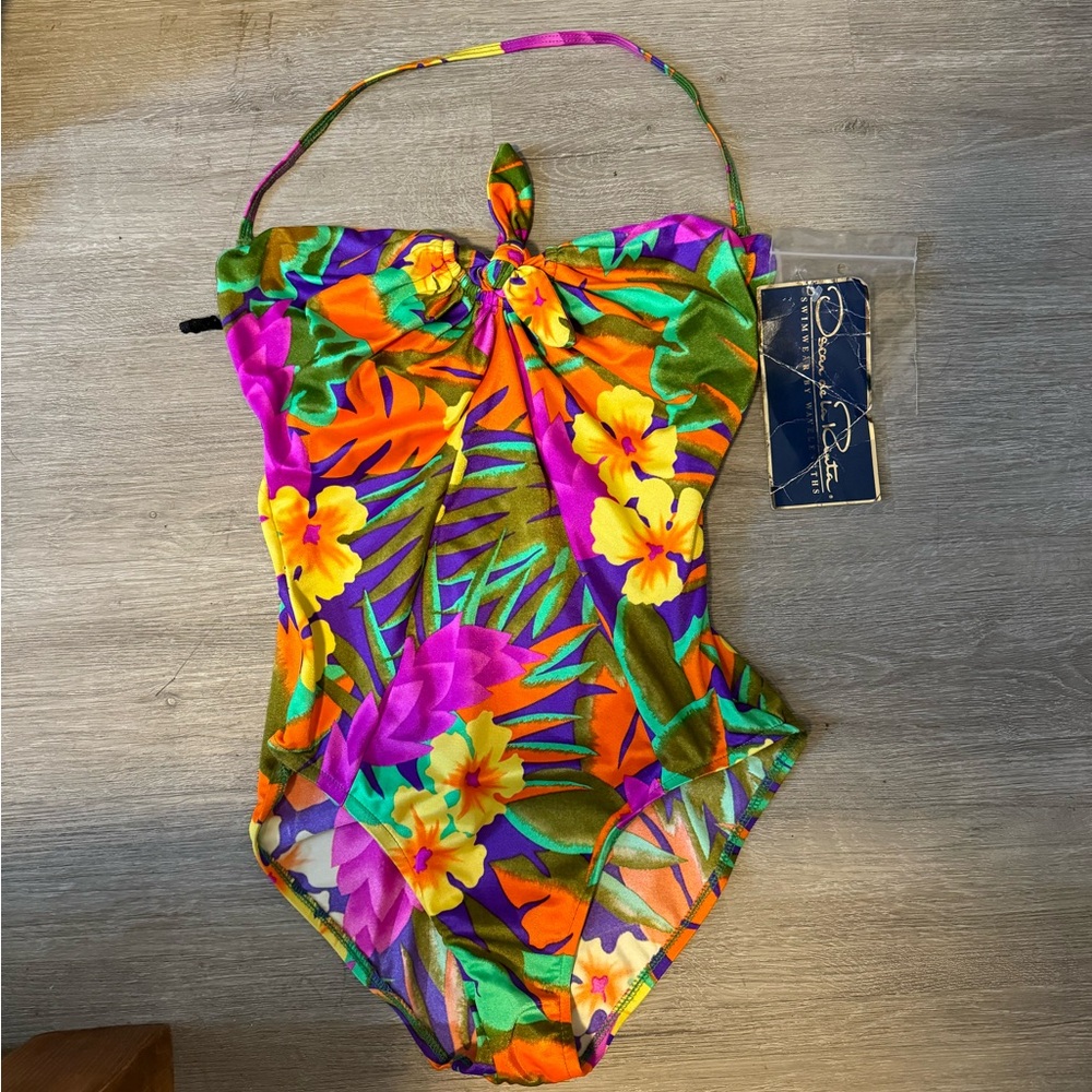 Swimsuit lined at bust and crotch
1980s Oscar de la Renta Swimwear